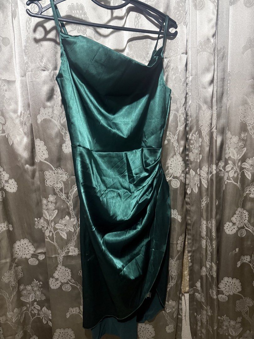 Emerald Green Satin Midi Dress (Category: Dresses) located in Mabalacat. Submitted by ilovegyu (Listing ID 1460308078, Image 1). Description: - size m - worn once - Ideal for parties and nights out.