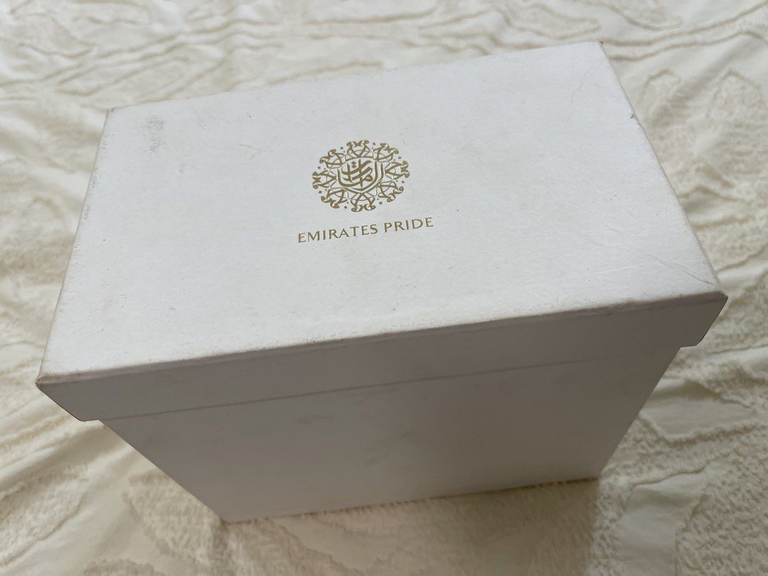 Emirates Pride Masters/Midnight Glow Deluxe Box (Category: Fragrance & Deodorants) located in Imus. Submitted by krabmeat (Listing ID 1460394166, Image 3). Description: Emirates Pride Masters/Midnight Glow Deluxe Box Masters Perfumers: Nathalie Lorson & Olivier Cresp Fragrance Family: AMBER GOURMAND FLORAL Ingredients/Notes: – Top: Cardamom Heart: Heliotrope, Cocoa Base: Vanilla, Amber Midnight Glow Fragrance Family: Woody Fresh Notes Top: Bergam