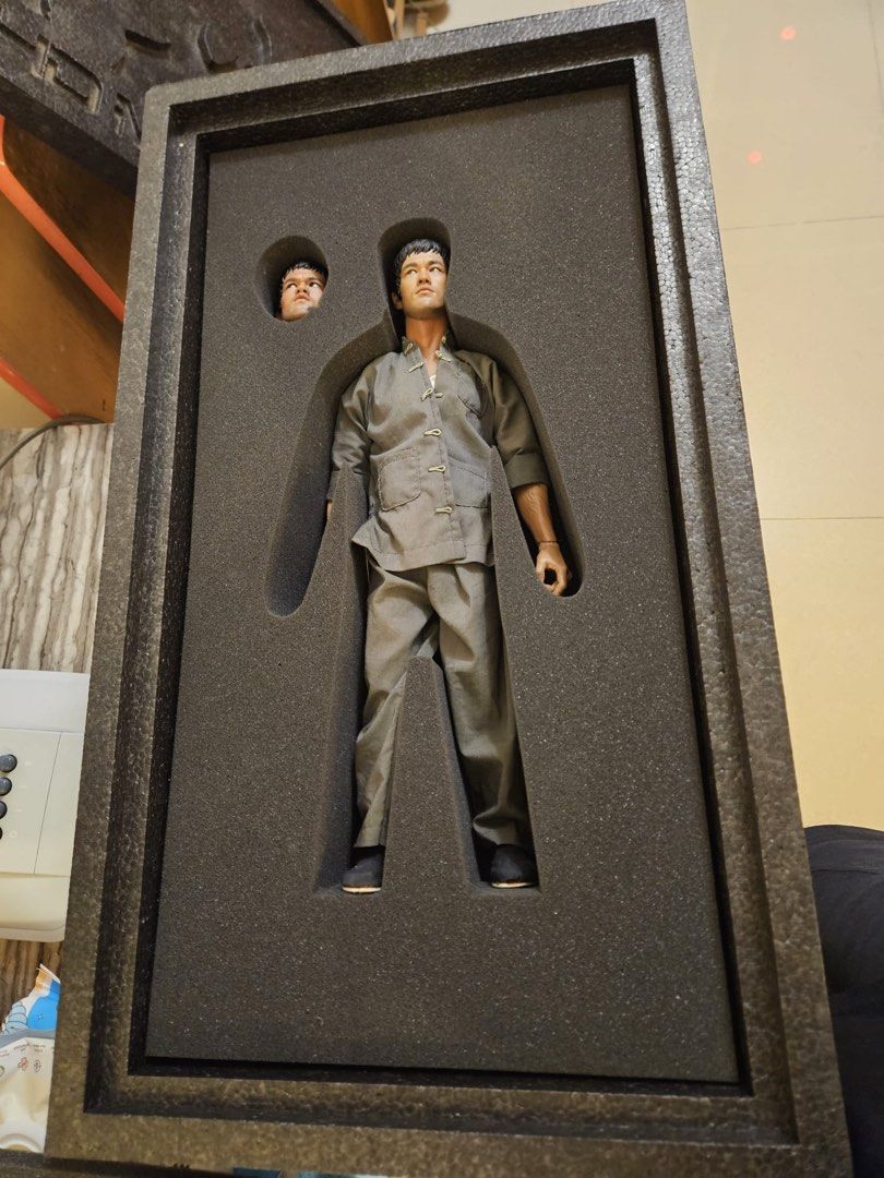 Enterbay - 李小龍1/4 Bruce Lee （分類：手辦雕像）位於 Hong Kong。 由 axolotl.l 提交（商品編號 1460312860，圖片 3）。簡介： 二手 齊件 只限沙田交收。