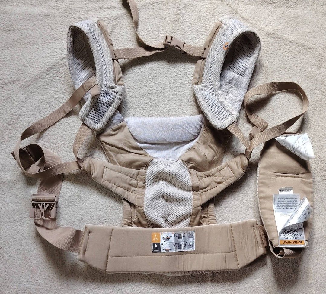 ERGO AERLOOM BABY CARRIER (Category: Carriers & Slings) located in Cagayan de Oro. Submitted by littlebabyscarrier (Listing ID 1460458384, Image 3). Description: Ergobaby Aerloom Baby Carrier, an innovative, lightweight carrier constructed from seamless FormaKnit fabric. It is designed to fit a wide range of body shapes comfortably and features built-in breathable ventilation panels. Key Product Details Weight Range: Supports infants and toddlers