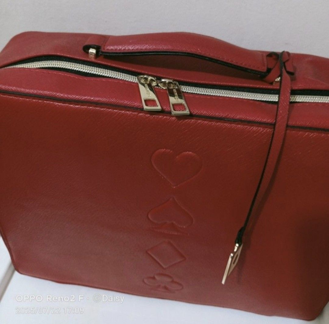 Estee Lauder Make Up Bag (Category: Clutches) located in Quezon City. Submitted by uydaisy1979 (Listing ID 1460465652, Image 3). Description: .