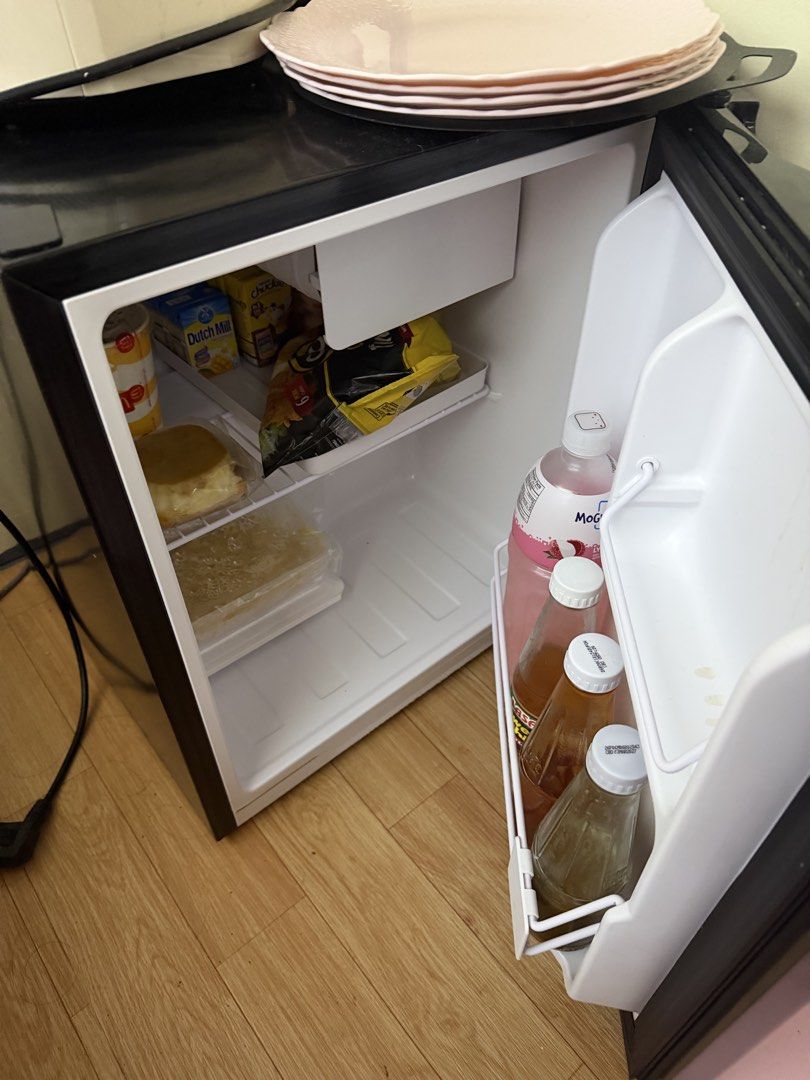 EVEREST MINI REF 1.8 CU (Category: Refrigerators and Freezers) located in Manila. Submitted by impotatoed (Listing ID 1460415839, Image 2). Description: - 15 days old -good condition, perfectly working! - rfs: need ko ng may separate freezer Negotiable if sure buyer .