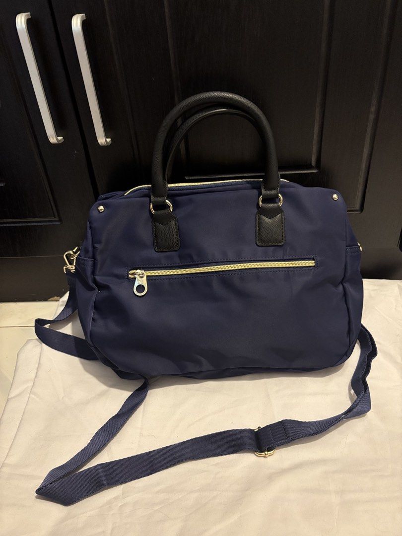 Everlast Navy Blue Nylon bag (Category: Cross-body Bags) located in Lapu Lapu. Submitted by affordmo (Listing ID 1460347915, Image 2). Description: - Navy blue Everlast bag - Durable nylon material - Zip closure - Exterior zip pocket - Multiple interior compartments and pockets - Detachable shoulder strap included - Elegant gold-tone hardware - Ideal for everyday use or travel.