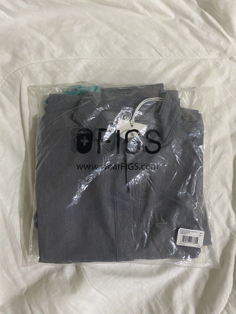 Figs scrub set - Zamora Graphite (Category: Activewear) located in San Pedro. Submitted by inksandarsenic (Listing ID 1460312049, Image 2). Description: 🩺 FIGS Scrubs Set – Zamora Graphite Price: ₱4200 Condition: Brand New Details: • Brand: FIGS • Set includes: Zamora Scrub Top & Pants • Scrub Top: XXS • Pants: XS • Color: Graphite • Brand new and unused • No flaws or signs of wear Payment: GCash or bank transfer Feel free to send me a message i