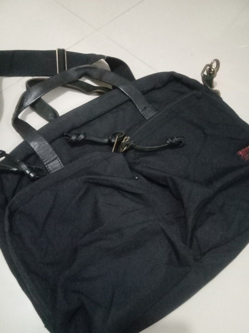 Filson (Category: Sling Bags) located in Santo Tomas. Submitted by rexadominice (Listing ID 1460466478, Image 3). Description: filson mssgr laptop bag colorate 9.8/10 with leather handle material flaws last two pic. bandang gilid nang zip may bungi na isang piraso need e allign,at sa sling nya na metal na hiwalay ang lock need lang stopper nang metal para mag lock.