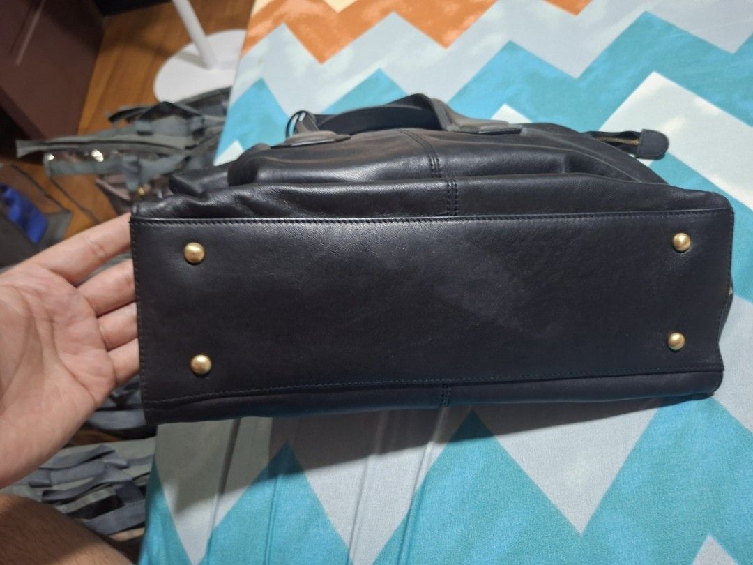 Finn esker (Category: Luxury Bags & Wallets) located in Bulacan. Submitted by orangekitten04 (Listing ID 1460311112, Image 3). Description: minimal cracking on the handle. but not too noticeable. can send pictures..