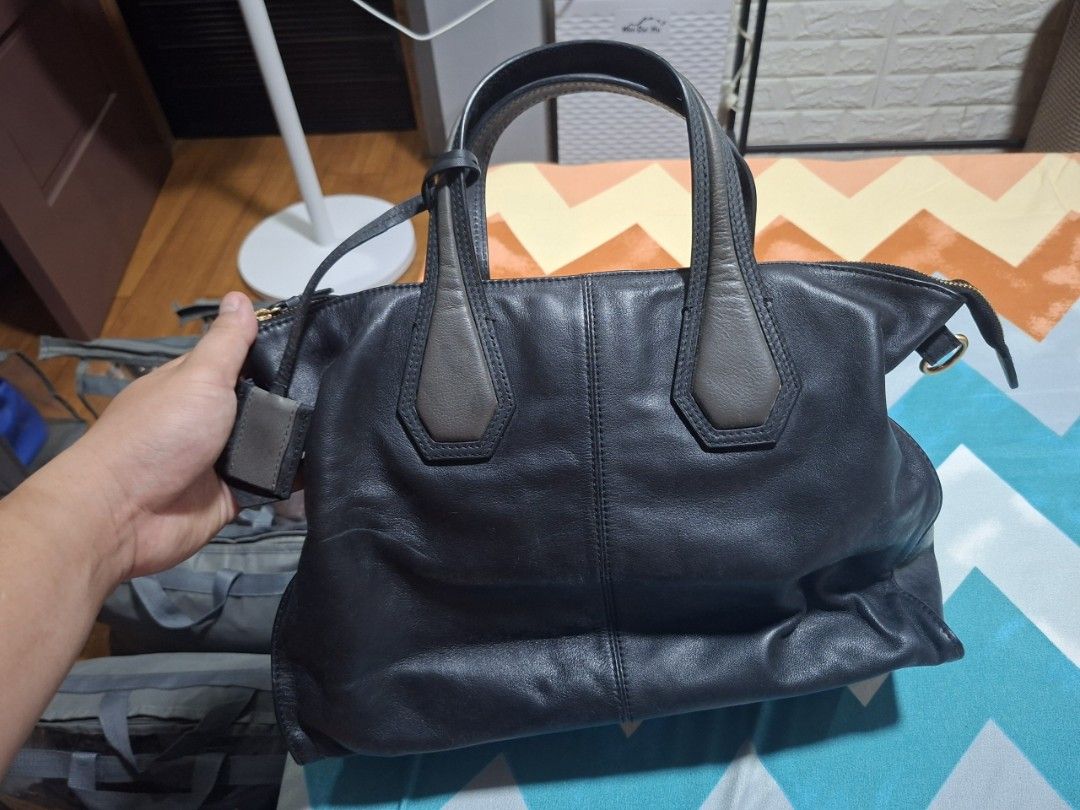 Finn esker (Category: Luxury Bags & Wallets) located in Bulacan. Submitted by orangekitten04 (Listing ID 1460311112, Image 2). Description: minimal cracking on the handle. but not too noticeable. can send pictures..