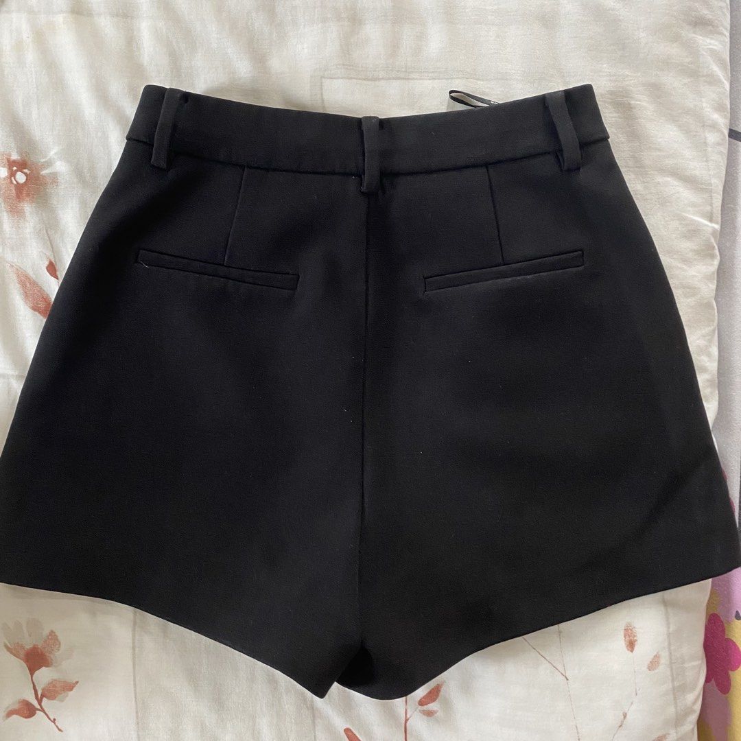 Five Plus - Black Shorts (Category: Shorts) located in Quezon City. Submitted by lightsnowie (Listing ID 1460356357, Image 2). Description: - no flaws - best fits XS-S (24-25 waist).