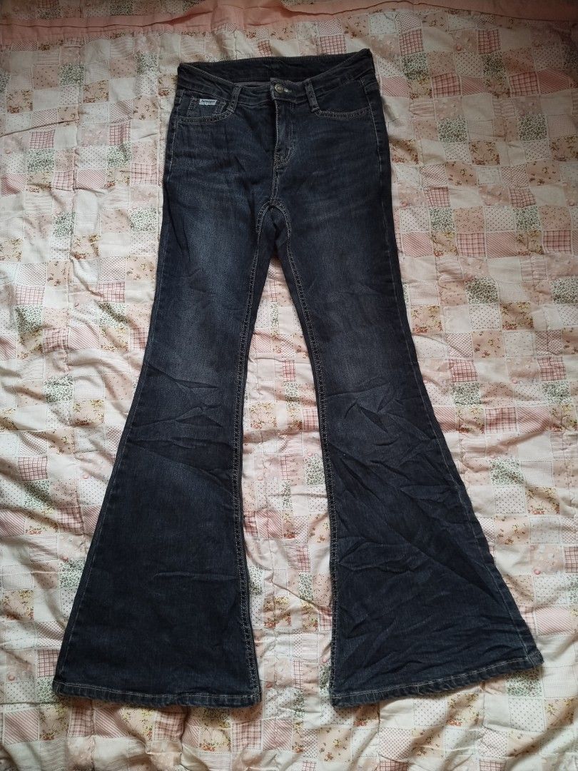Flared Jeans (Category: Jeans) located in Cebu City. Submitted by thrift_with_anjel (Listing ID 1460321311, Image 1). Description: ❀.ೃ࿔Flared Jeans❀.ೃ࿔* 🌸Waist: 28-30 🌸Length: 38 🌷Mine: 380(AU).