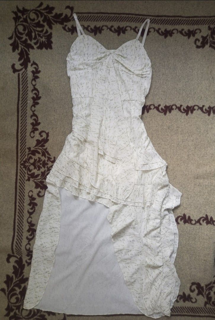 Floral Ruffle Dress (Category: Dresses) located in San Pedro. Submitted by vishavriksha (Listing ID 1460182224, Image 1). Description: Floral Ruffle Dress ˖᯽ ݁˖ fits small to med issue: may light stain sa bust area.