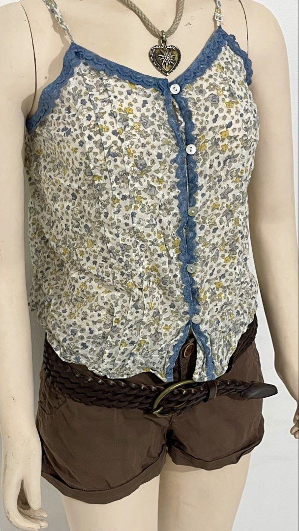 floral top (Category: Sleeveless) located in Cavite. Submitted by gwythrifts (Listing ID 1460465538, Image 3). Description: ⚞^. .^⚟ Floral top ₱ 100 Size: S-M Condition: 10/10 📍General Trias.
