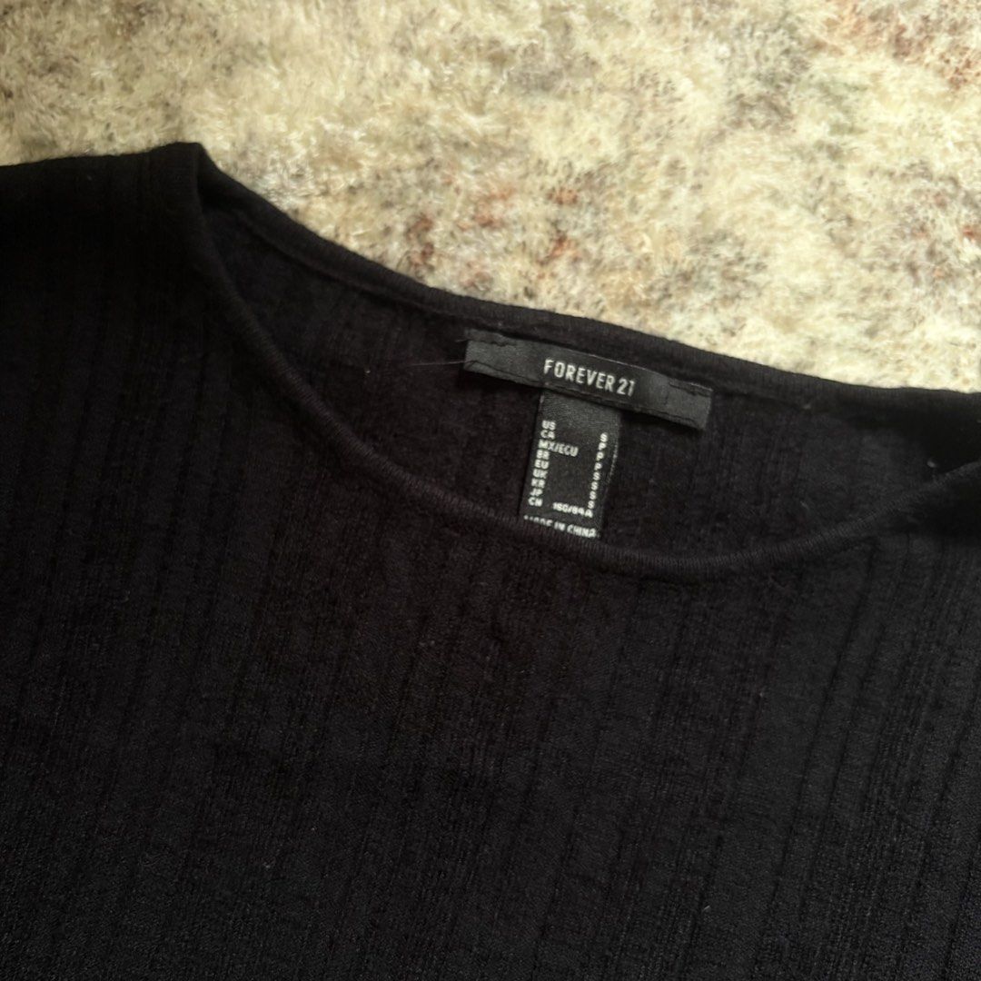 Forever 21 Black Ribbed Long Sleeve Crop Top (Category: Longsleeves) located in Pasig City. Submitted by mariannesnts (Listing ID 1460506449, Image 2). Description: - Forever 21 black ribbed long sleeve crop top - Crew neck design - Very stretchy material for a comfortable fit - Versatile: great for layering or wearing on its own - Pairs well with high-waisted bottoms.