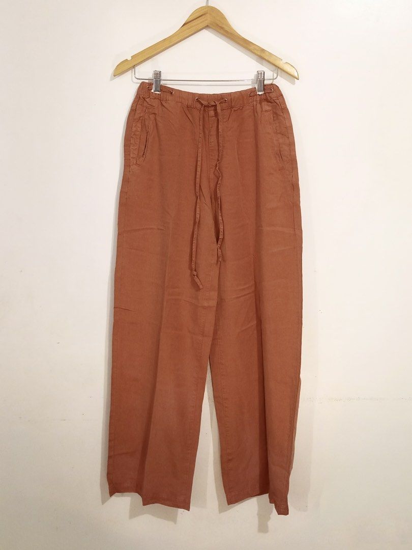 Forever 21 Relaxed Cargo Pants (Category: Jeans) located in Pasig City. Submitted by maychamatcha (Listing ID 1460430738, Image 2). Description: Still brand new with tag! Tried once lang, then stored Fits 25-28 (garterized) Really comfy cooling material Salmon/peachy-pink color.