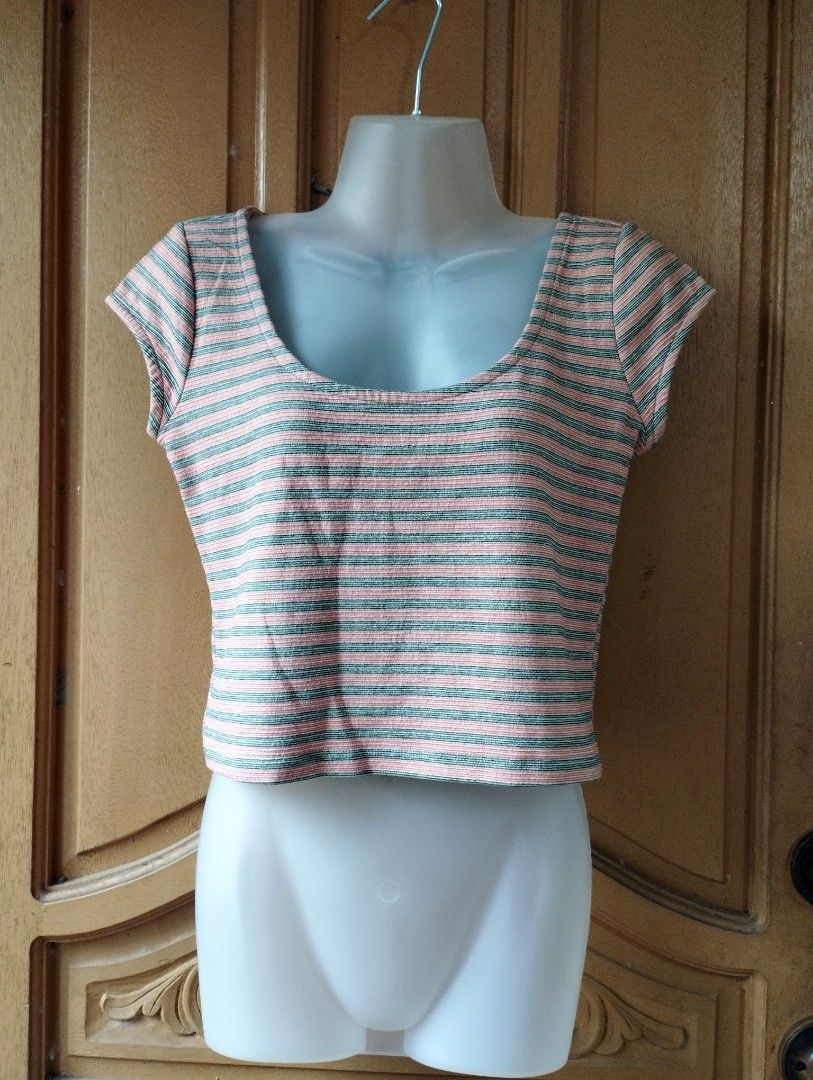 Forever 21 Striped Cropped Top (Category: Shirts) located in Manila. Submitted by kathy_decluttering (Listing ID 1460491143, Image 2). Description: ✨ Perfect for a casual day out to the malls or cafe 👉 First to pay = priority (no reservation) 💰 Negotiable for PAYO (Pay-As-You-Order) / same-day payment —————————————— SIZE & FIT: • Size: Medium CONDITION: • Condition: Lightly Used, No Flaws • Notes: Fully wearable after washing FEATURES: • Materi
