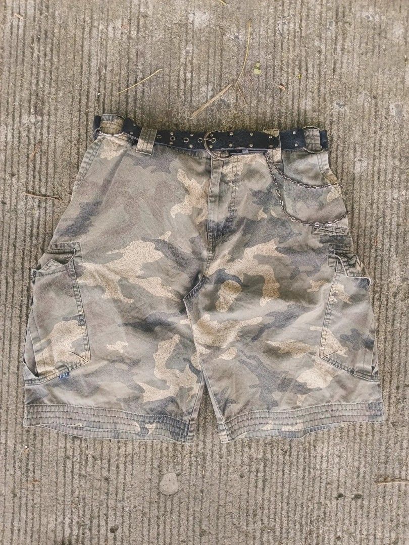 Fox Brand|Camo Carpenter Shorts (Category: Shorts) located in Manila. Submitted by corsethrift (Listing ID 1460408392, Image 1). Description: - Brand: Fox - Style: Camo Carpenter Shorts - Design: Classic camouflage pattern - Features: Multiple utility pockets, includes belt with chain detail.