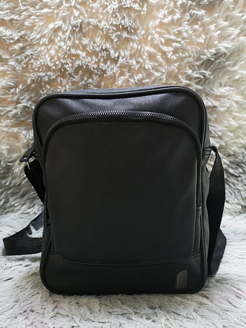 Front Pocket Black Sling Bag (Category: Sling Bags) located in Santa Cruz. Submitted by jmy_surplus.2 (Listing ID 1460458380, Image 1). Description: Size ; L - 11 W - 10 Color ; Black Type ; Sling Bag Brand ; No brand Material ; Leather Style ; Black Sling Bag LR 173 JMY 5 Batch #218.