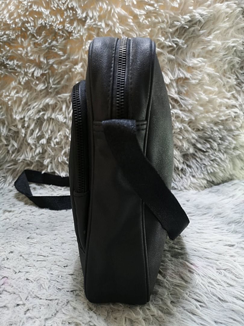 Front Pocket Black Sling Bag (Category: Sling Bags) located in Santa Cruz. Submitted by jmy_surplus.2 (Listing ID 1460458380, Image 2). Description: Size ; L - 11 W - 10 Color ; Black Type ; Sling Bag Brand ; No brand Material ; Leather Style ; Black Sling Bag LR 173 JMY 5 Batch #218.