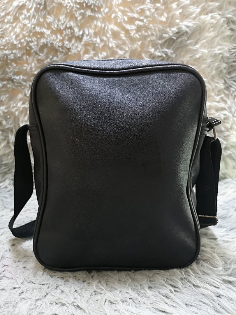 Front Pocket Black Sling Bag (Category: Sling Bags) located in Santa Cruz. Submitted by jmy_surplus.2 (Listing ID 1460458380, Image 3). Description: Size ; L - 11 W - 10 Color ; Black Type ; Sling Bag Brand ; No brand Material ; Leather Style ; Black Sling Bag LR 173 JMY 5 Batch #218.