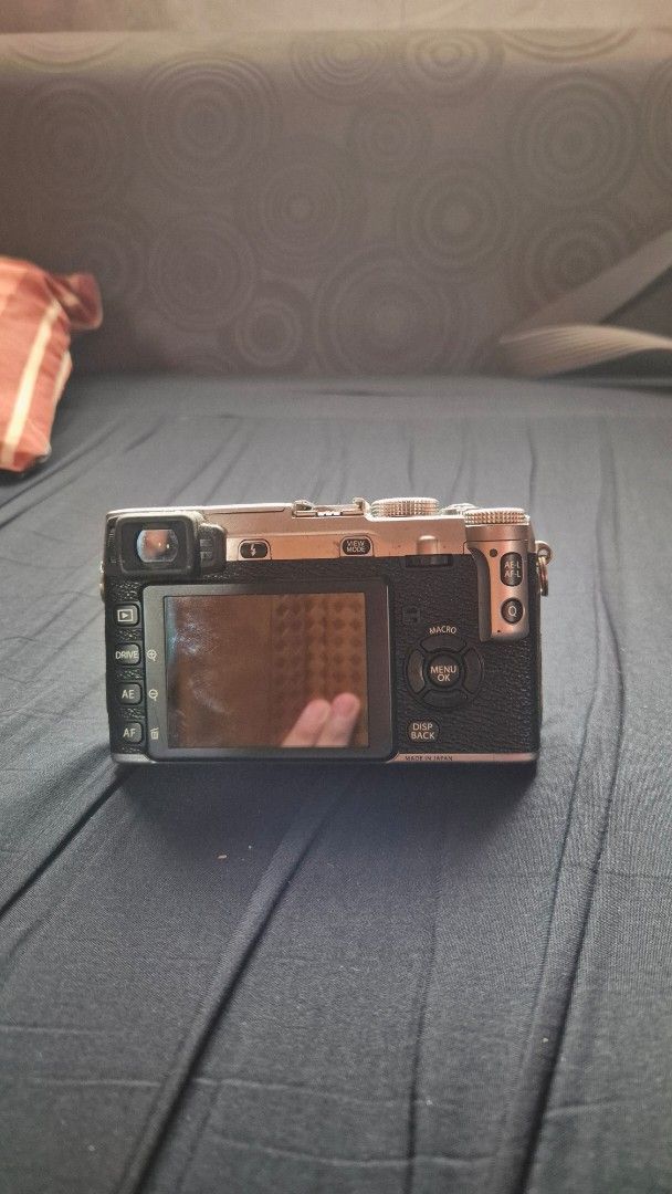Fujifilm X E1 (Category: Cameras) located in Quezon City. Submitted by pluve.arce06210 (Listing ID 1460357831, Image 2). Description: Fujifilm X-E1 body with 1 included lenses, c-mount lens (parang pancake lens) with adapter. Comes with original battery and charger. Issues: may white parts sa grip pero doesn't affect pic quality, some signs of use Can use grab express at buyer's expense. Ikaw mag book for peace of mind then saka ka magpay pag nas