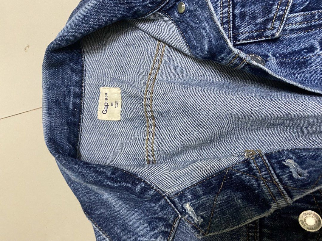 Gap denim jacket (Category: Coats, Jackets and Outerwear) located in Las Pinas. Submitted by yel_olshoppe (Listing ID 1460369188, Image 2). Description: Gap denim jacket Xs on tag Pwde sa bata 10-12 y.o Euc P350.