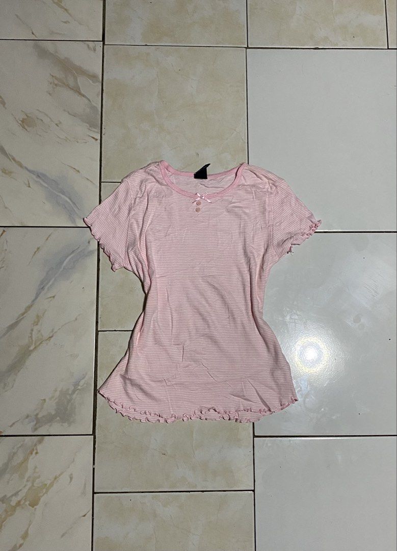 Gap Pink Stripe (Category: Blouses) located in Leganes. Submitted by ladyschoice_ (Listing ID 1460308474, Image 1). Description: .