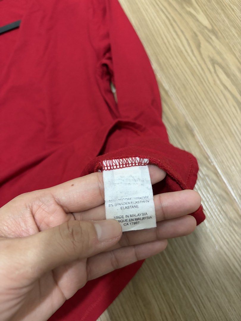 GAP Red V-Neck Stretch Top XS (Category: Sleeveless) located in Cavite. Submitted by kapekapekape (Listing ID 1460367993, Image 3). Description: - GAP Red V-neck Top - Comfortable stretch blend fabric - Three-quarter sleeves - Essential basic piece, easy to style - Measurements provided in photos Mode of Payment: Bank Transfer Shipping: J&T or Lalamove care of buyer.