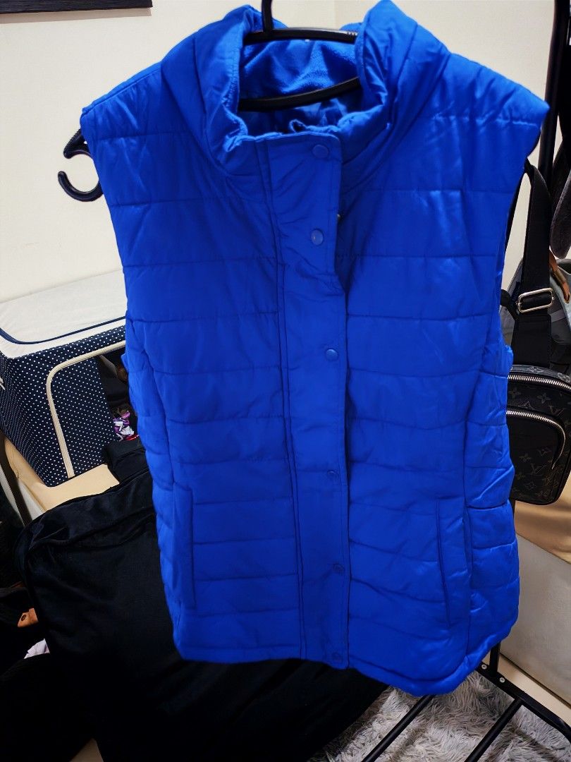 GAP vest (Category: Vests) located in Mandaluyong City. Submitted by fiercestorm.31 (Listing ID 1460340908, Image 1). Description: GAP puffer vest lightweight royal blue color 22w 26l excellent condition.