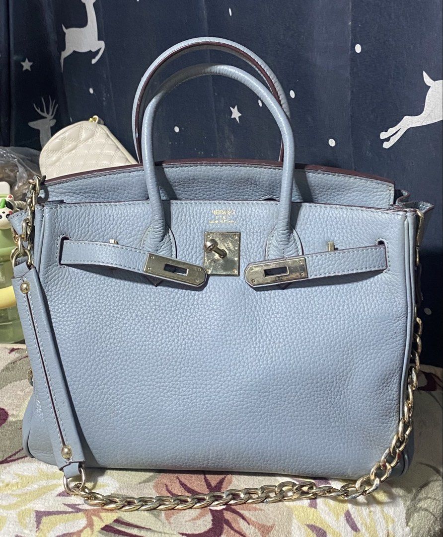 Geuine Leather (Category: Shoulder Bags) located in Davao. Submitted by goldenstone_0be9b3 (Listing ID 1460491166, Image 1). Description: ang gandaaa ng leather genuine leather, soaf. Og strap, may strap sya no rubs.