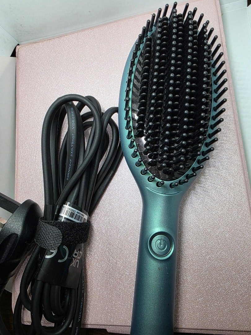 GHD glide brush (Category: Hair Accessories) located in La Trinidad. Submitted by zasha28 (Listing ID 1460410896, Image 2). Description: GHD Special features Ionic Technology The first professional straightening brush from ghd for easy styling, styling and straightening of your hair. Fast professional results: The combination of short nubs and long nubs with high density allows you to style wide hair strands. Eliminates frizz - Ceramic and ion te
