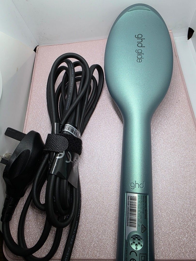 GHD glide brush (Category: Hair Accessories) located in La Trinidad. Submitted by zasha28 (Listing ID 1460410896, Image 1). Description: GHD Special features Ionic Technology The first professional straightening brush from ghd for easy styling, styling and straightening of your hair. Fast professional results: The combination of short nubs and long nubs with high density allows you to style wide hair strands. Eliminates frizz - Ceramic and ion te