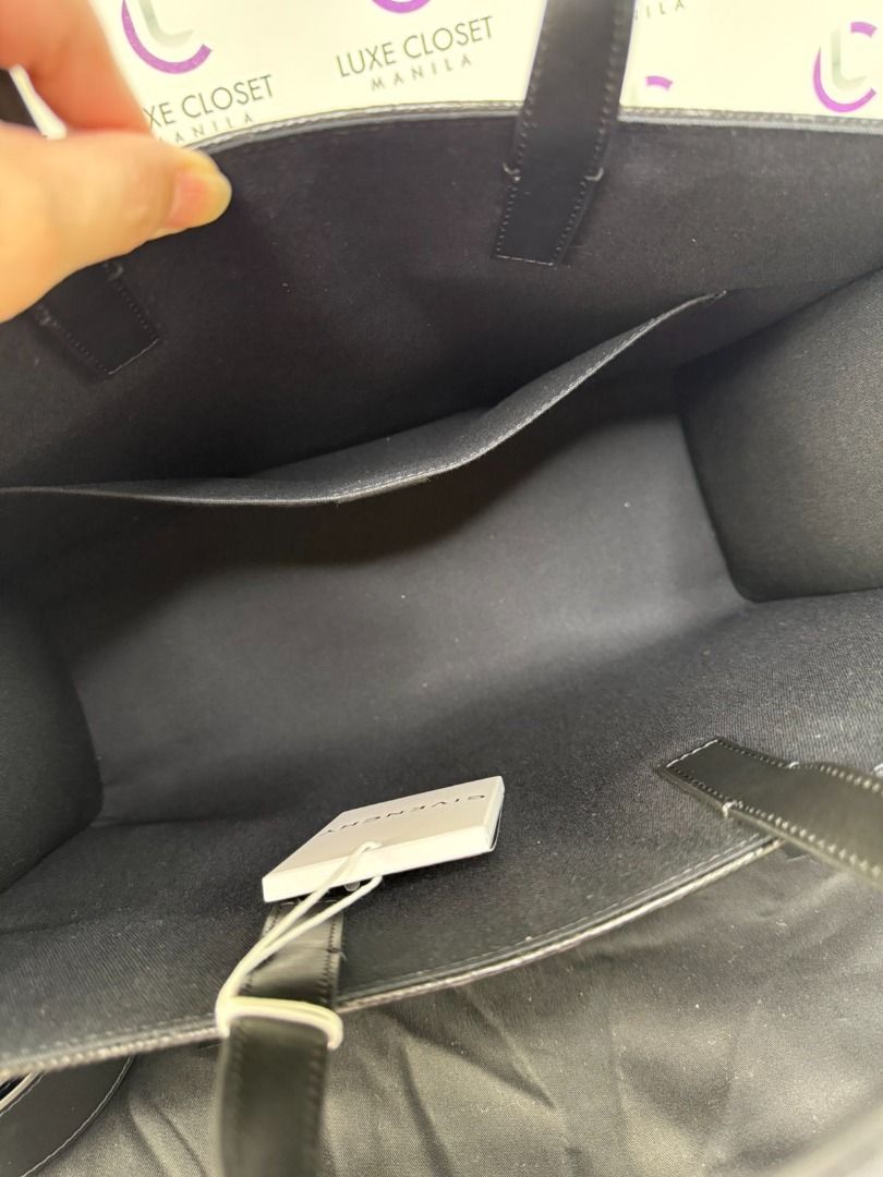 Givenchy tote bag Medium (Category: Luxury Bags & Wallets) located in Las Pinas. Submitted by happystar_cac724 (Listing ID 1460375153, Image 3). Description: - Brand new comes with shoulder sling and dustbag.