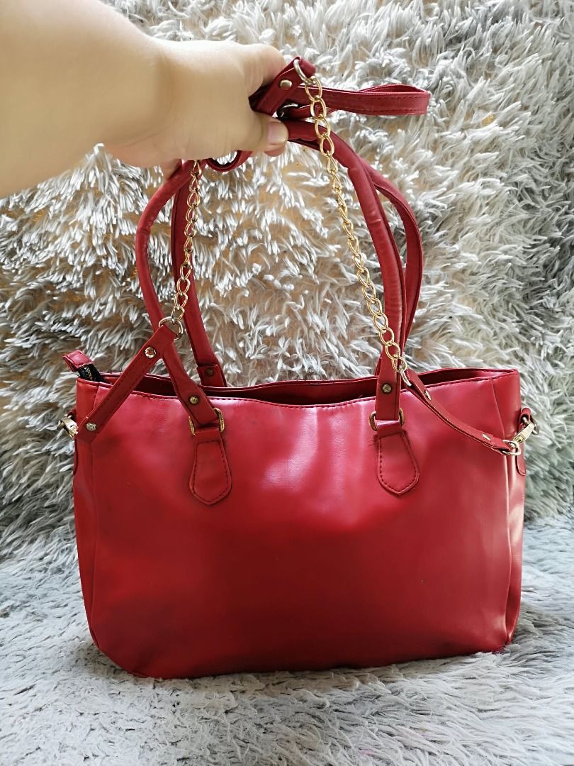 Glossy Red Hand & Sling Bag (Category: Shoulder Bags) located in Santa Cruz. Submitted by jmy_surplus.2 (Listing ID 1460451603, Image 2). Description: Size ; L - 9.5 W - 14 Color ; Red Type ; Hand & Sling Bag Brand ; No brand Material ; Leather Style ; Red leather large Capacity Hand & Sling Bag LR 169 JMY 5 Batch #218.