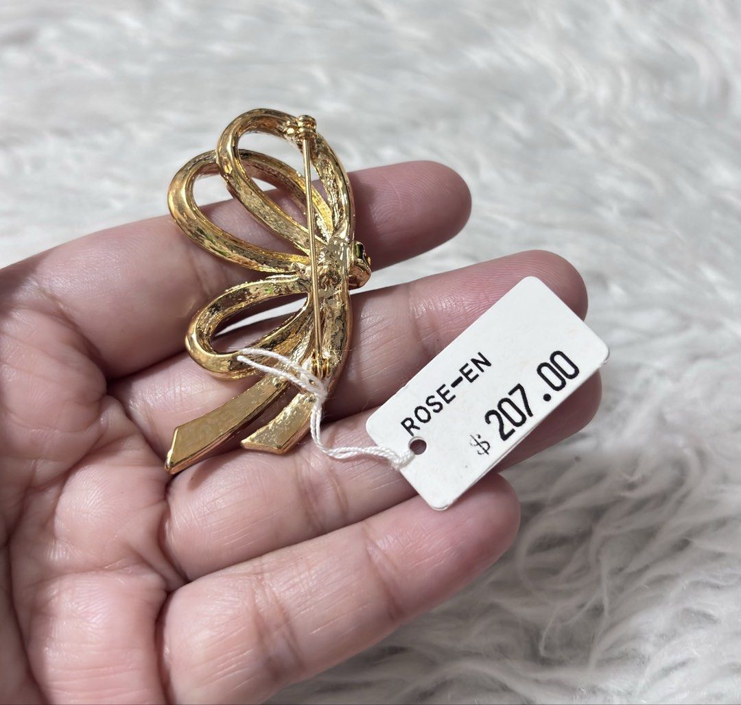 Gold-toned ribbon bow brooch (Category: Brooches) located in Paranaque City. Submitted by dalle_closet (Listing ID 1460329111, Image 3). Description: like new pa.