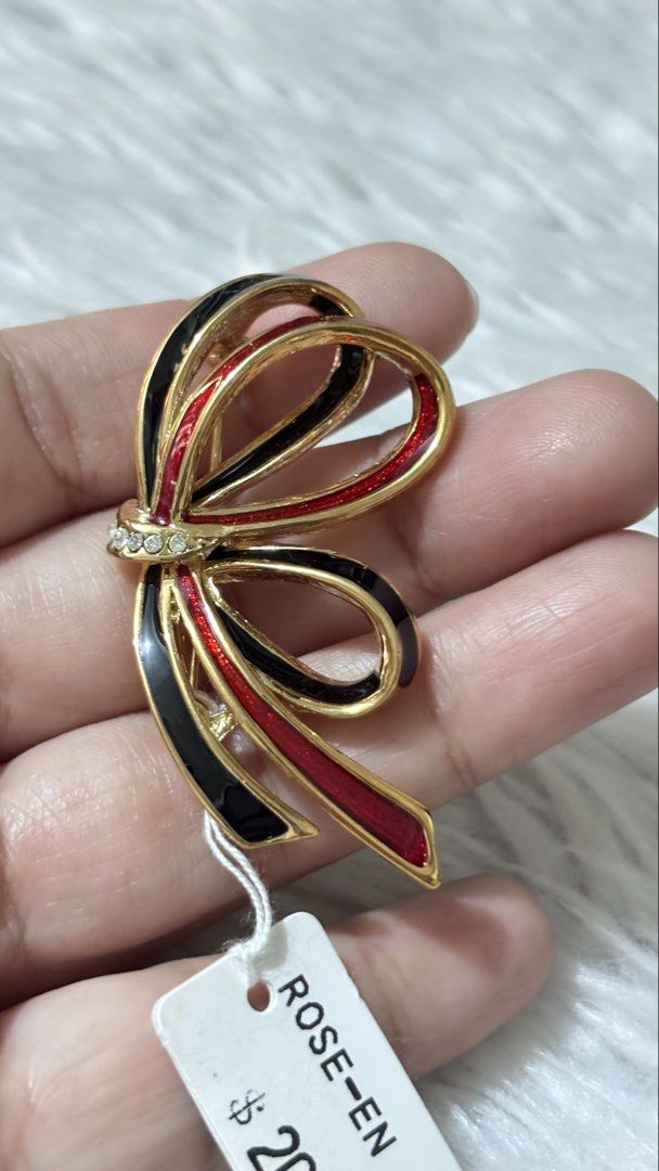 Gold-toned ribbon bow brooch (Category: Brooches) located in Paranaque City. Submitted by dalle_closet (Listing ID 1460329111, Image 2). Description: like new pa.