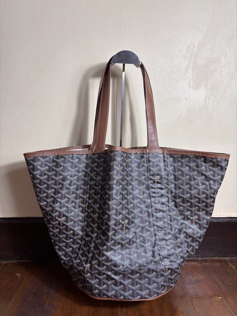 Goyard Belharra Reversible Tote Bag (Category: Tote Bags) located in Manila. Submitted by earlylifecrisis (Listing ID 1460308899, Image 2). Description: Condition 8/10 Measure it by inch Width: 22 Length: 11.5 Depth: 6 Handle: 9.5 •Refund / Returns not allowed allowed •Please do check the dimensions size on labels sometimes are not accurate on the sizing •Ask me before purchasing.
