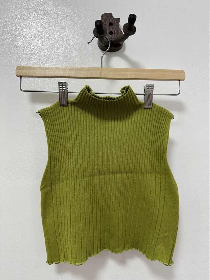 Green Mockneck Ribbed Top (Category: Sleeveless) located in Paranaque City. Submitted by kokoclosets (Listing ID 1460473852, Image 1). Description: It doesn’t have a brand I don’t remember where I got this sorry😅 It fits size XS-S.