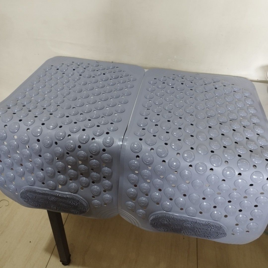 Grey Non-Slip Bath Mat with Suction Cups (Category: Bathtub & Bath Accessories) located in Caloocan City. Submitted by love.aiden (Listing ID 1460355515, Image 3). Description: Non-slip grey bath mat with strong suction cups and textured grip. Features a foot scrubbing area and folds for easy storage. Perfect for shower/tub safety. Brand New RFS - checked out 4, but I only needed 2 😅 TAKE ALL ONLY for PHP 400 Buyer will shoulder shipping 📍Ampar