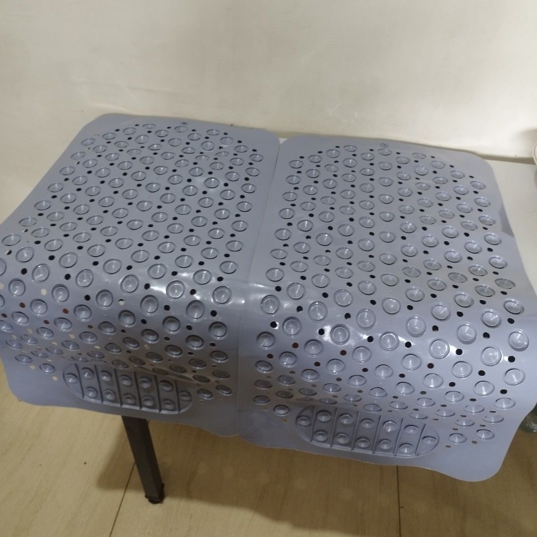 Grey Non-Slip Bath Mat with Suction Cups (Category: Bathtub & Bath Accessories) located in Caloocan City. Submitted by love.aiden (Listing ID 1460355515, Image 2). Description: Non-slip grey bath mat with strong suction cups and textured grip. Features a foot scrubbing area and folds for easy storage. Perfect for shower/tub safety. Brand New RFS - checked out 4, but I only needed 2 😅 TAKE ALL ONLY for PHP 400 Buyer will shoulder shipping 📍Ampar