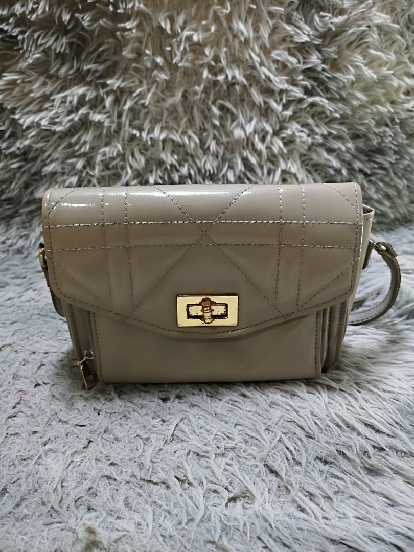 Grey patent Leather Crossbody Bag (Category: Cross-body Bags) located in Santa Cruz. Submitted by jmy_surplus.2 (Listing ID 1460451490, Image 1). Description: Size ; L - 7 W - 9 Color ; Grey Type ; Crossbody Bag Brand ; No Brand Material ; Leather Style ; Turn Lock Closure Crossbody bag LR 169 JMY 5 Batch #218.