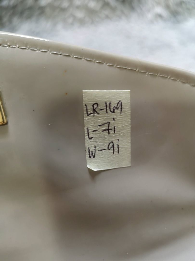 Grey patent Leather Crossbody Bag (Category: Cross-body Bags) located in Santa Cruz. Submitted by jmy_surplus.2 (Listing ID 1460451490, Image 2). Description: Size ; L - 7 W - 9 Color ; Grey Type ; Crossbody Bag Brand ; No Brand Material ; Leather Style ; Turn Lock Closure Crossbody bag LR 169 JMY 5 Batch #218.