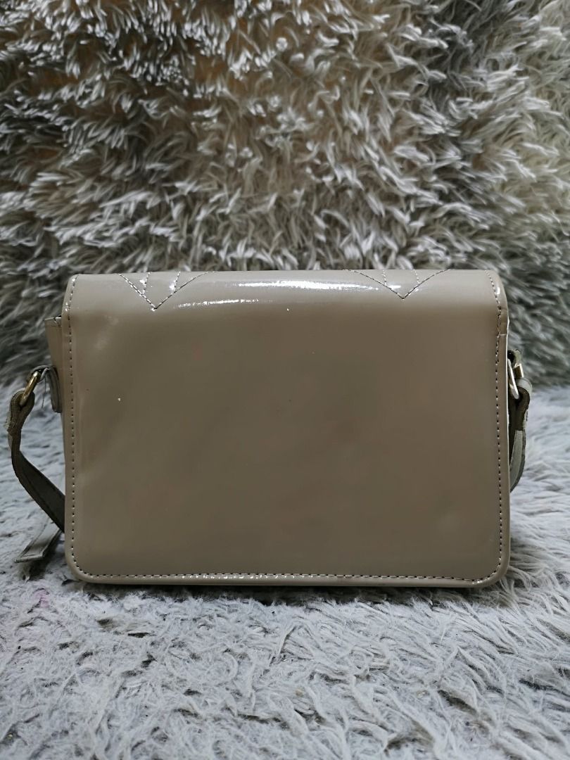 Grey patent Leather Crossbody Bag (Category: Cross-body Bags) located in Santa Cruz. Submitted by jmy_surplus.2 (Listing ID 1460451490, Image 3). Description: Size ; L - 7 W - 9 Color ; Grey Type ; Crossbody Bag Brand ; No Brand Material ; Leather Style ; Turn Lock Closure Crossbody bag LR 169 JMY 5 Batch #218.