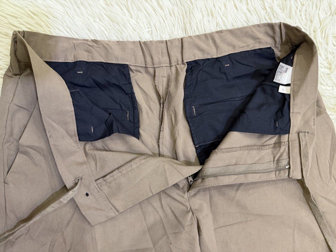 GU Brown SMART ANKLE Pants Size M (Category: Other Bottoms) located in Manila. Submitted by kristinata44809 (Listing ID 1460329893, Image 2). Description: - GU Brown Chino Pants - Size: Medium (M) - Style: Straight leg cut - Features: Elastic waistband with drawstring, front and back pockets - Ideal for: Casual wear.