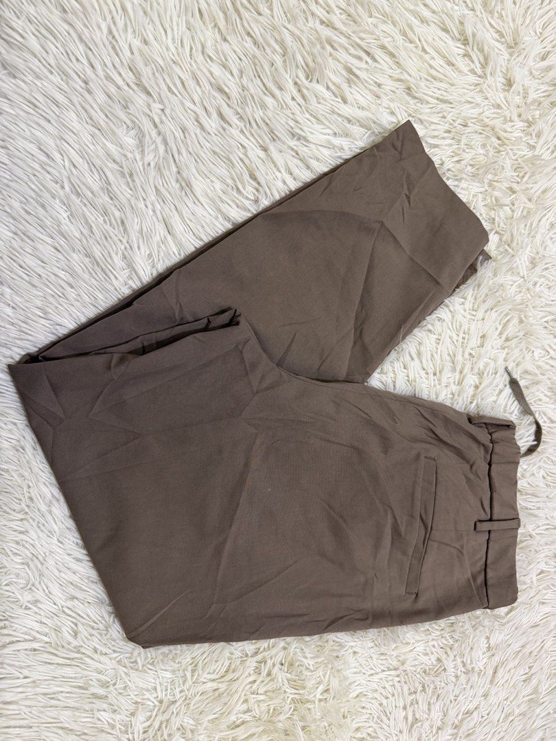 GU Brown SMART ANKLE Pants Size M (Category: Other Bottoms) located in Manila. Submitted by kristinata44809 (Listing ID 1460329893, Image 3). Description: - GU Brown Chino Pants - Size: Medium (M) - Style: Straight leg cut - Features: Elastic waistband with drawstring, front and back pockets - Ideal for: Casual wear.