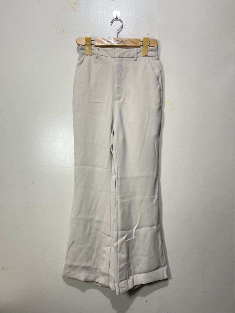GU by Uniqlo Slit Flare Pants (Category: Other Bottoms) located in Davao. Submitted by yannrussel00 (Listing ID 1460309806, Image 2). Description: Size Small on tag Waist 24-26 via tape measure Length 36.5” Condition 9.5/10 Minor flaw: runs sa hem. not visible when worn. See last pic for reference ₱380 + SF 📍Davao City. Shipping via J&T Express.
