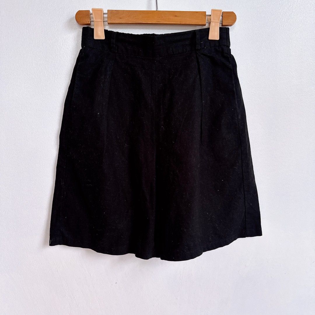 GU Linen Bermuda Shorts (Category: Shorts) located in Manila. Submitted by withlovesam (Listing ID 1460366654, Image 1). Description: .