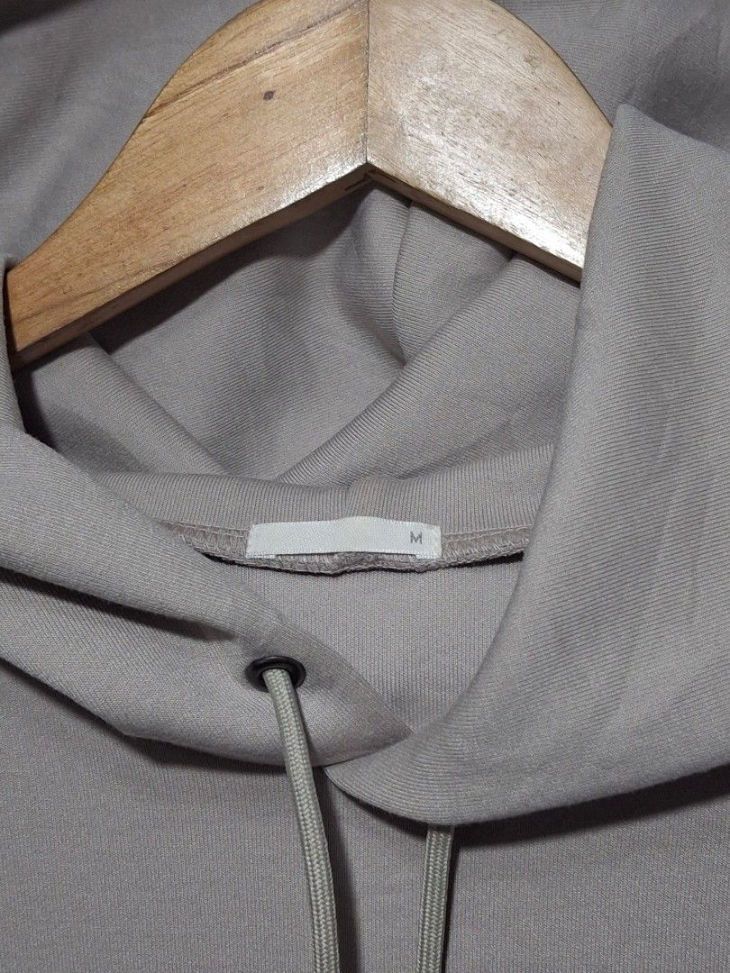 GU OVERSIZED HOODIE FOR MEN (Category: Hoodies) located in Angeles City. Submitted by livemountain.e2ae07 (Listing ID 1460316702, Image 2). Description: - GU OVERSIZED HOODIE FOR MEN - Size: Medium (M) - W25.7 L23 MAY KONTI WASHABLE STAIN LNG PO - Features a front pocket - Material: Polyester and Polyurethane blend - Comfortable and casual design - Ideal for everyday wear - Please check photos for detailed condition.