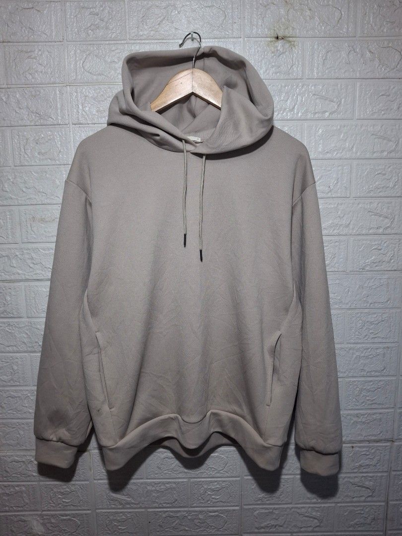 GU OVERSIZED HOODIE FOR MEN (Category: Hoodies) located in Angeles City. Submitted by livemountain.e2ae07 (Listing ID 1460316702, Image 1). Description: - GU OVERSIZED HOODIE FOR MEN - Size: Medium (M) - W25.7 L23 MAY KONTI WASHABLE STAIN LNG PO - Features a front pocket - Material: Polyester and Polyurethane blend - Comfortable and casual design - Ideal for everyday wear - Please check photos for detailed condition.