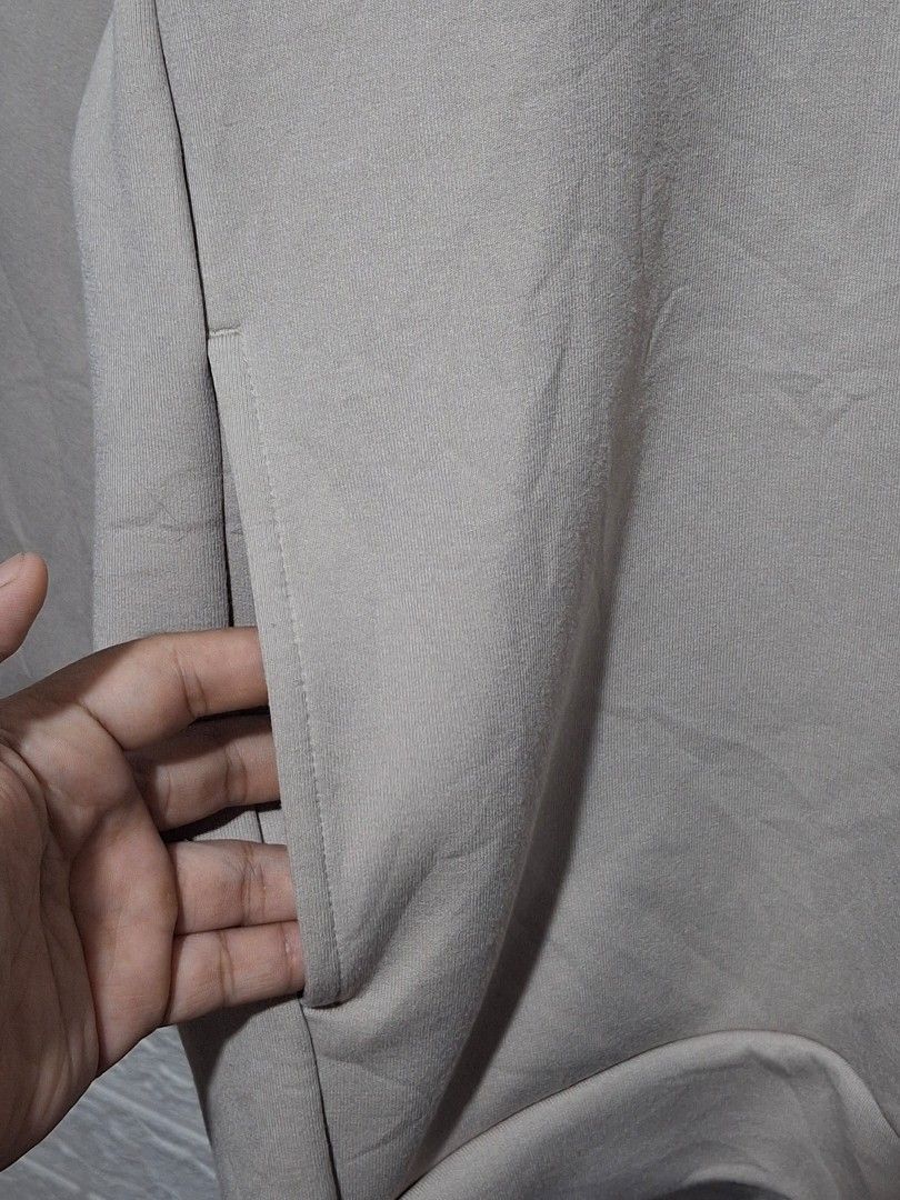 GU OVERSIZED HOODIE FOR MEN (Category: Hoodies) located in Angeles City. Submitted by livemountain.e2ae07 (Listing ID 1460316702, Image 3). Description: - GU OVERSIZED HOODIE FOR MEN - Size: Medium (M) - W25.7 L23 MAY KONTI WASHABLE STAIN LNG PO - Features a front pocket - Material: Polyester and Polyurethane blend - Comfortable and casual design - Ideal for everyday wear - Please check photos for detailed condition.