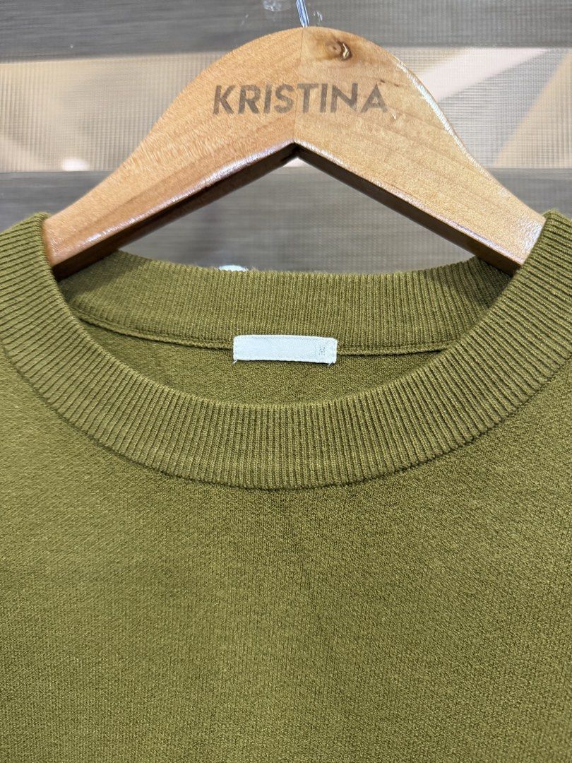 Gu smooth knit crewneck sweater (Category: Coats, Jackets and Outerwear) located in Manila. Submitted by kristinata44809 (Listing ID 1460441365, Image 3). Description: W22 L26.