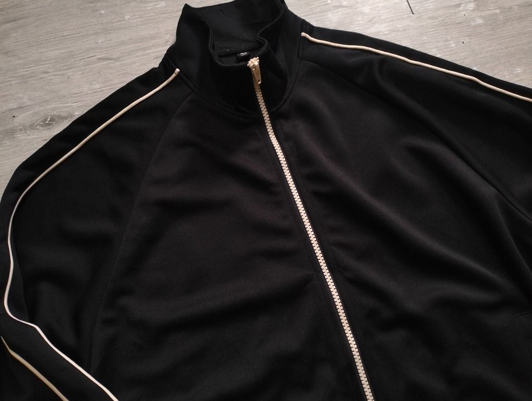 GU (Uniqlo) Men's Track Jacket (S/black) (Category: Coats, Jackets and Outerwear) located in Malabon City. Submitted by eligadz (Listing ID 1460409149, Image 3). Description: Preloved Condition 10/10 Size S, oversized fit W 22 x L 25 in. Color: black Stylish and comfy 2 side pockets No issues or flaws 1190+sf Thanks.